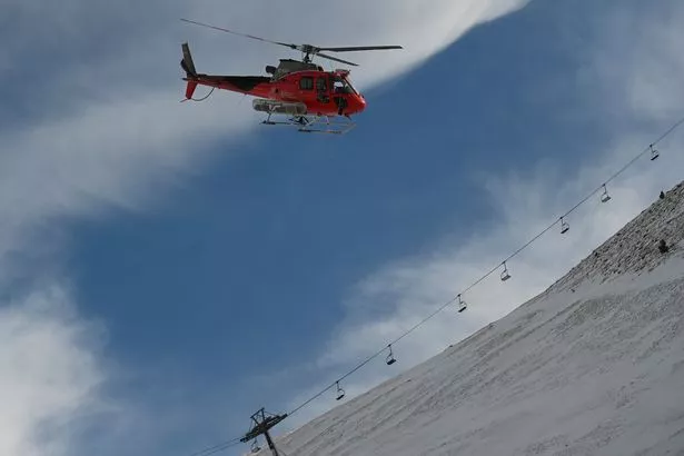 西班牙滑雪缆车倒塌，11岁女学生受伤，滑雪者被“抛向空中”