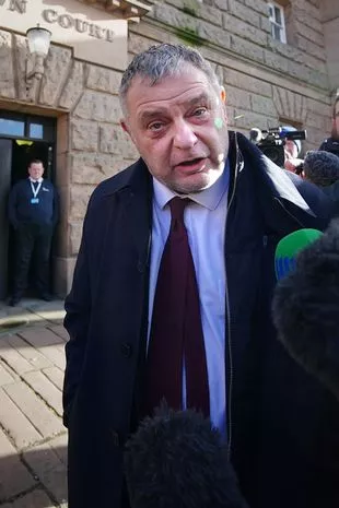 被议员迈克·埃姆斯伯里殴打的父亲说:“他本可以杀了我,应该进监狱。”