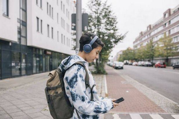 对使用耳机或耳机的人发出“立即行动”警告
