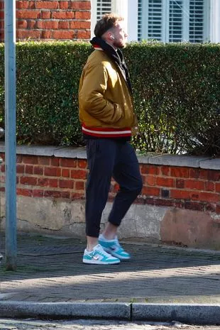 自从Zara McDermott分手后,山姆·汤普森第一次出现在公众面前,他看起来非常忧郁