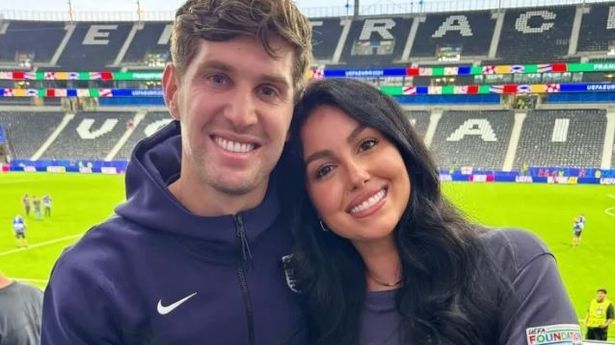 英国明星约翰·斯通在甜蜜求婚后与企业家女友订婚