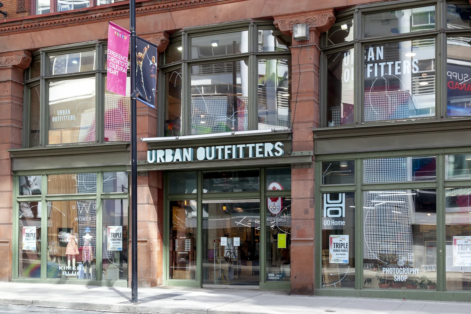 由于增长放缓和利润率担忧,Urban Outfitters面临评级下调