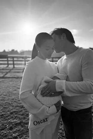 Ed Westwick的妻子Amy Jackson生下了他们的第一个孩子,并分享了可爱的家庭照片