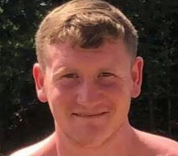 一对度假的夫妇在他们的面包车被警察跟踪几小时后被发现死在沟里
