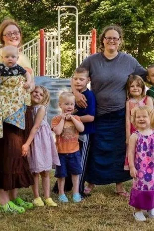 这位11个孩子的妈妈每月都要花惊人的钱买食物——还有一个即将出生的孩子