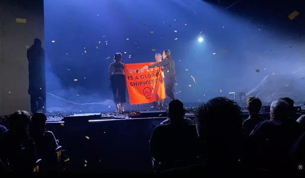 西格妮·韦弗表演时，“停止石油”活动人士冲进舞台，伦敦西区一片混乱