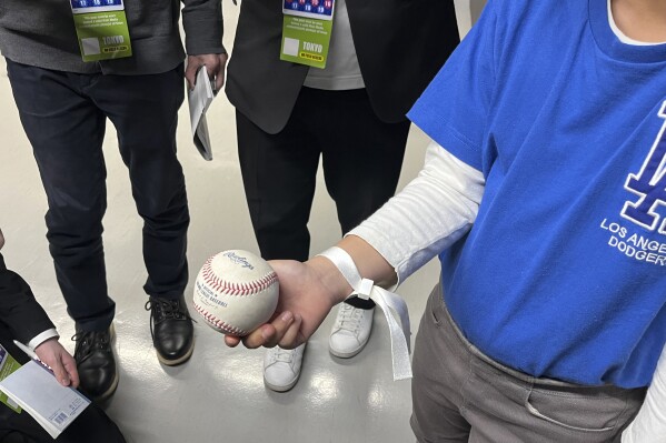 东京一个10岁的男孩接住了大谷正平本赛季的第一个本垒打