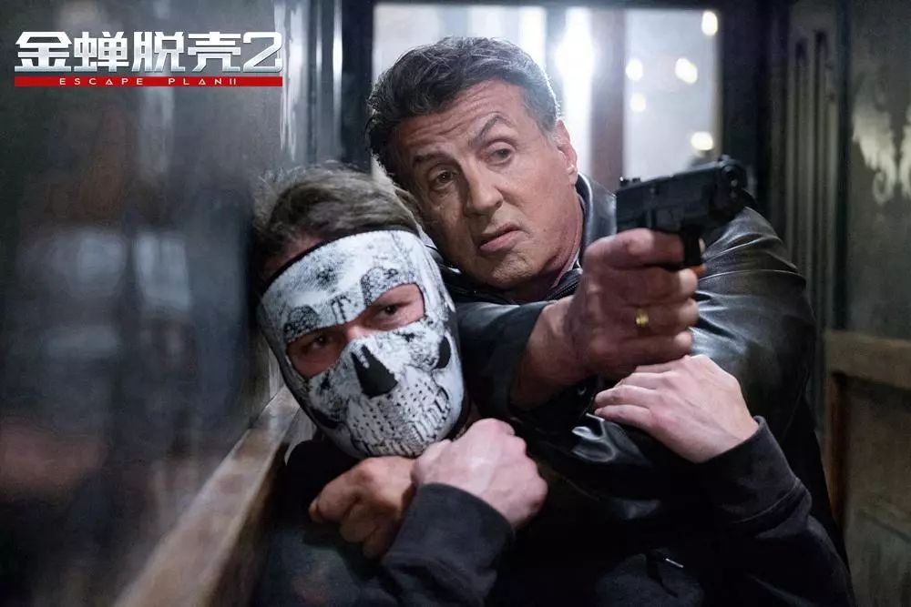 杰米·库珀：在一段戏剧性的视频中，囚犯在越狱几分钟后从囚车里跑出来