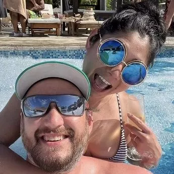 新婚暴徒在斐济度蜜月时将妻子殴打致死,然后将她的尸体留在血泊中
