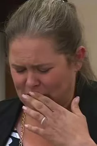 可怕的隆胸悲剧让两个男孩失去了妈妈,因为外科医生被判入狱