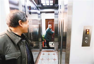 老人自制电梯上五楼，社区智慧与邻里温情的生动体现